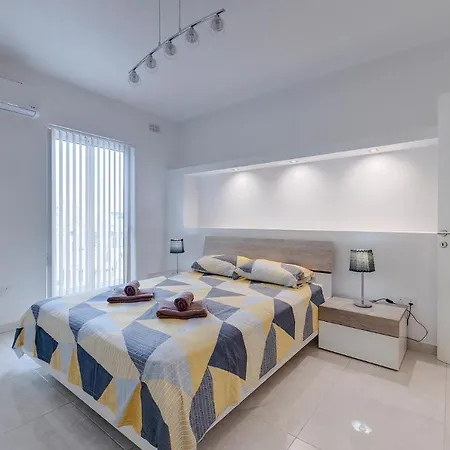 Spacious Steps To The Promenade Sliema