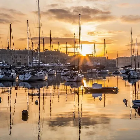 Spacious Steps To The Promenade *