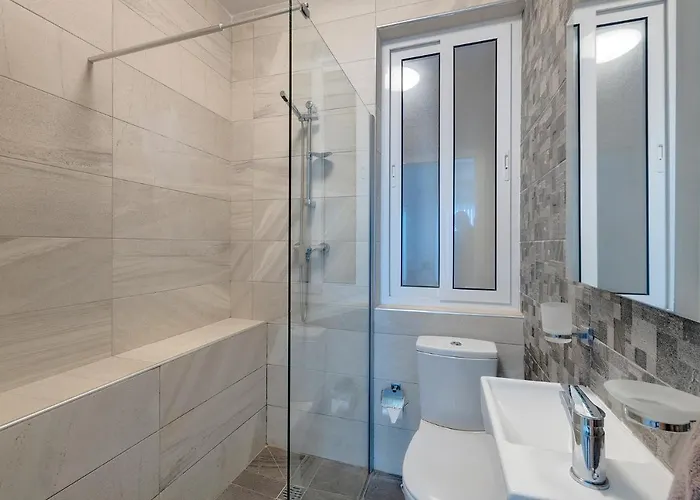 Spacious Steps To The Promenade Apartamento Sliema