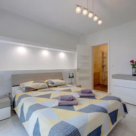 Apartment Spacious Steps To The Promenade *